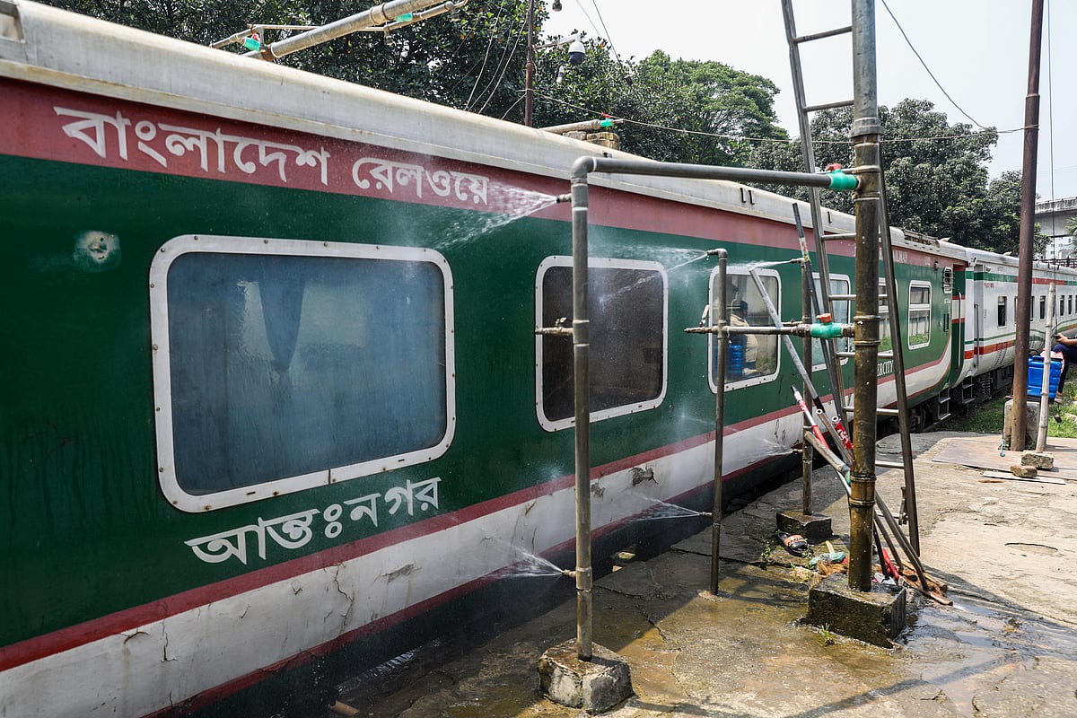 অটোমেটেড ওয়াশিং মেশিনের মাধ্যমে পরিষ্কার করা হচ্ছে ট্রেন।