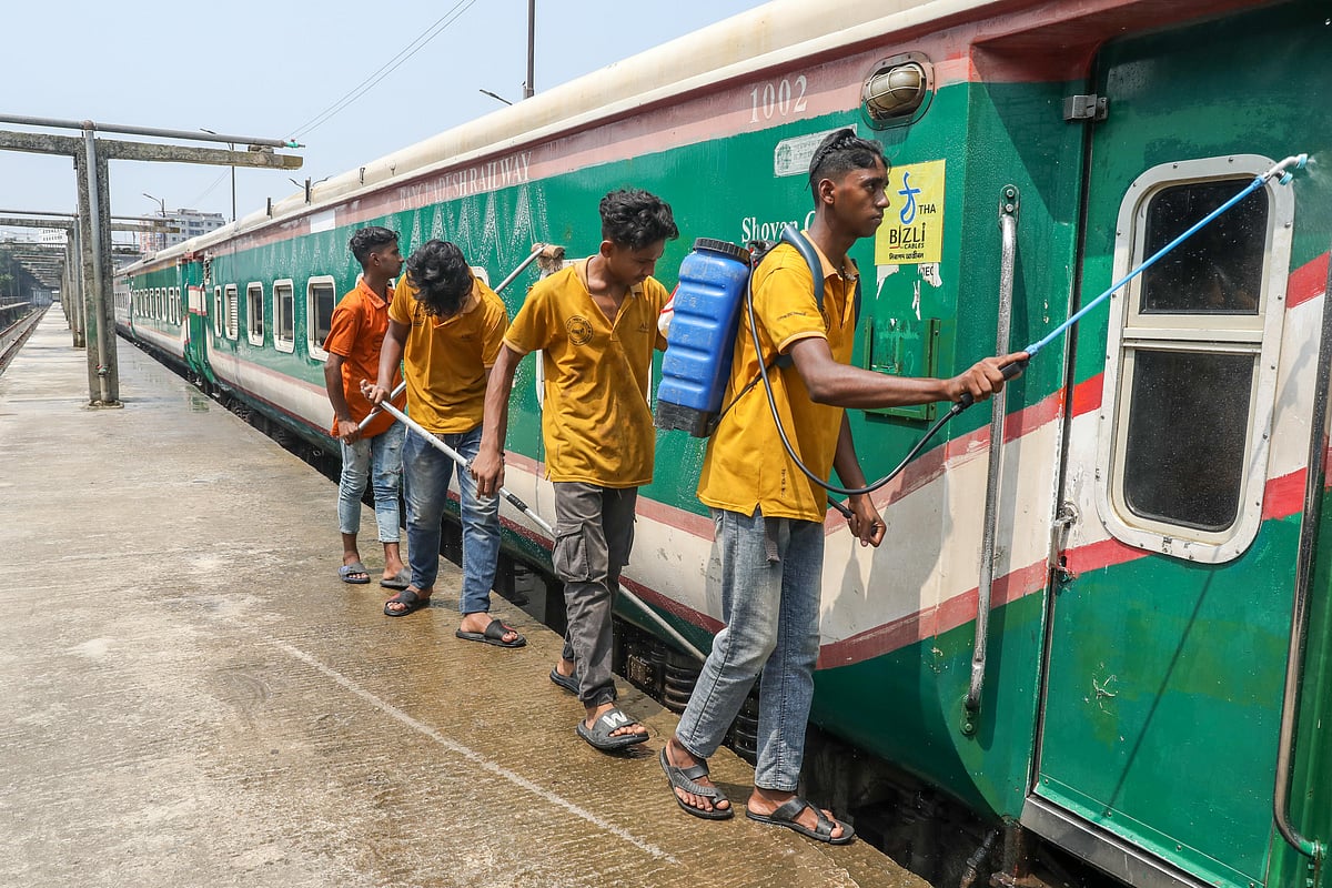চলছে ট্রেন ধোয়া–মোছা