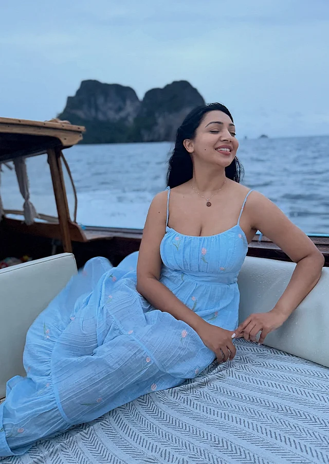 স্প্যাগেটি স্ট্র্যাপের আকাশ নীল টিয়ার্দ ড্রেসে আকর্ষণ ছড়াচ্ছেন এই অভিনেত্রী 