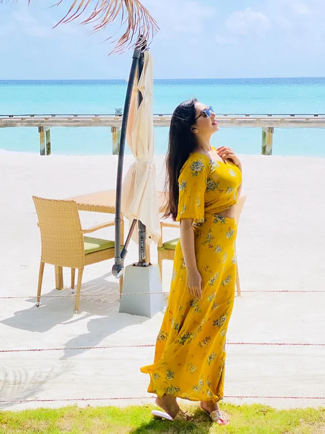 হলুদ ম্যাক্সি ড্রেস পরেছেন তিনি এখানে 