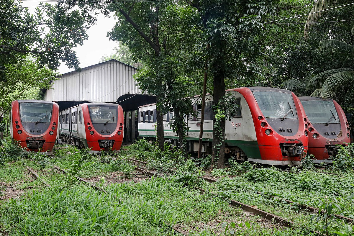 অযত্নে পড়ে আছে কোটি টাকার ডেমু ট্রেন