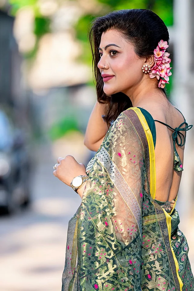 ম্যাচিং ব্লাউজে ব্যাকলেস ডিজাইন 