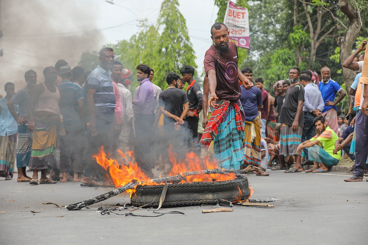 কাঁচা পাট রপ্তানি বন্ধের প্রতিবাদে খুলনায় আড়াই ঘণ্টা মহাসড়ক অবরোধ, শ্রমিক বিক্ষোভ