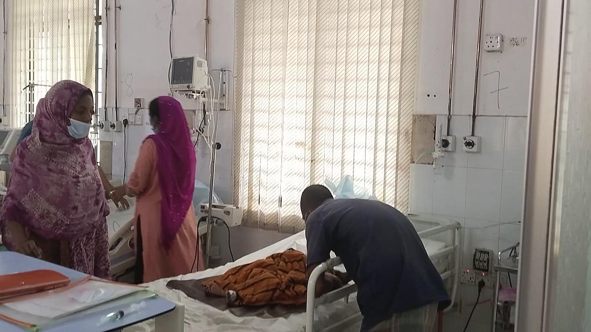 আইসিইউতে মৃত্যুর সঙ্গে লড়ছে ছেলে, বাইরে বাবার আকুতি ‘আল্লাহ, ছেলেটারে বাঁচাই দেও’