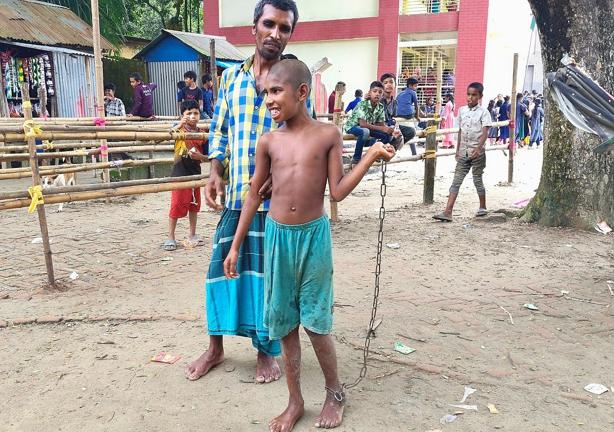 শিকলে বাঁধা শিশু রিফাতের জীবন, অর্থাভাবে চিকিৎসা হচ্ছে না