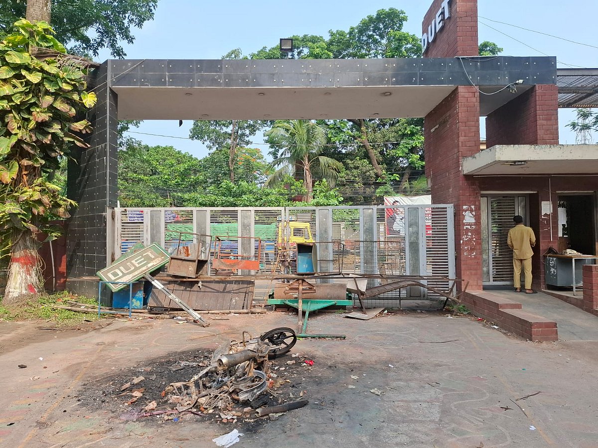ডুয়েটে সংঘর্ষ ও অগ্নিসংযোগের ঘটনায় পুলিশের মামলায় আসামি ২৫০, ব্লকেড কর্মসূচি চলছে