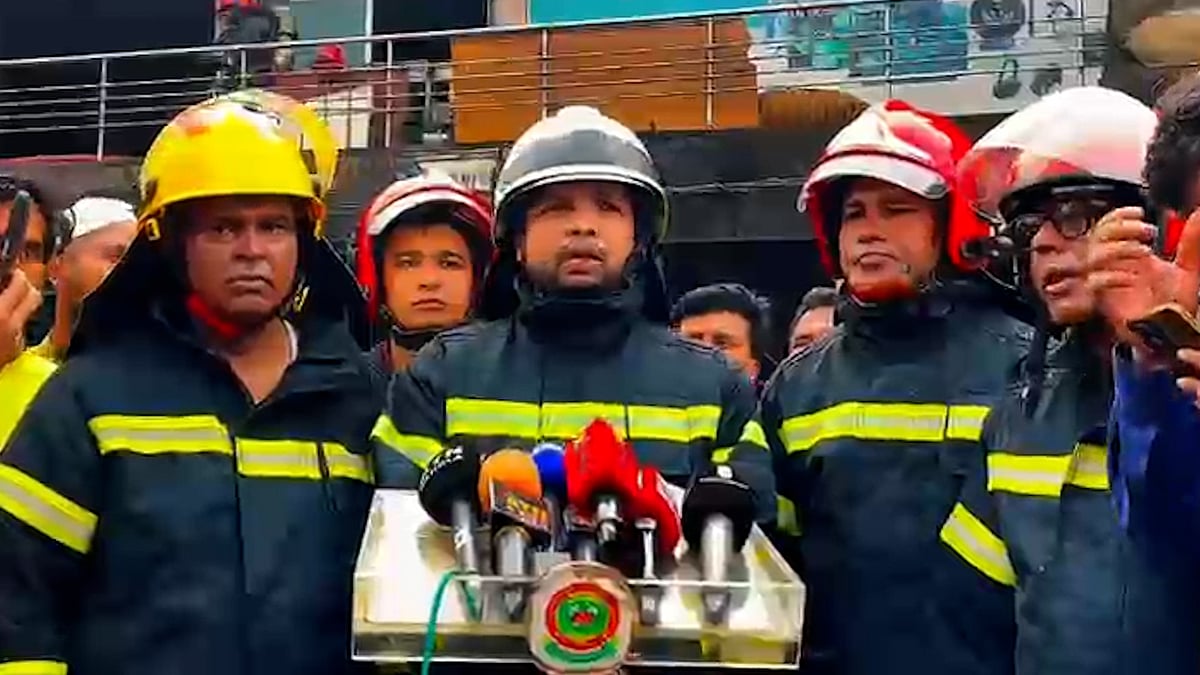 প্রায় দুই ঘণ্টার চেষ্টায় বিজয় সরণির কলমিলতা বাজারের আগুন নিয়ন্ত্রণে