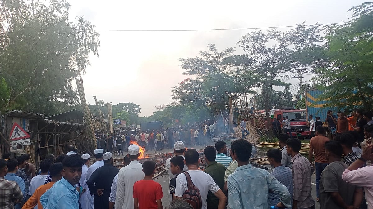 দুই স্কুলছাত্রীর মৃত্যুর গুঞ্জনে সহপাঠীদের আগুন জ্বালিয়ে বিক্ষোভ, সড়ক অবরোধ