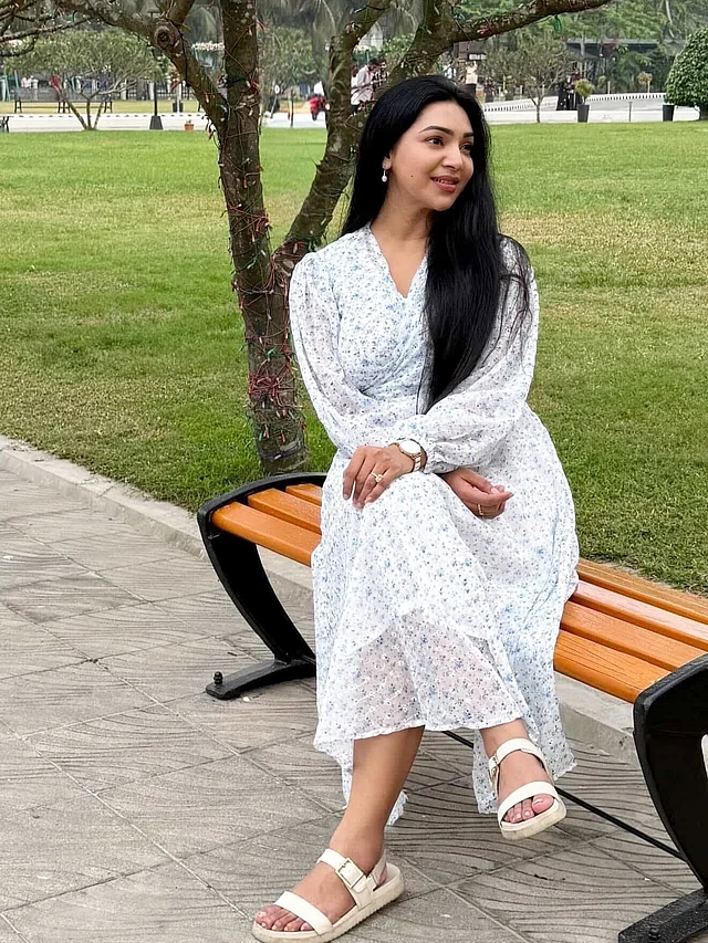 সাদা পাফড স্লিভসের মিডি ড্রেসের সঙ্গে নজর কাড়ছে সাদা বিচ স্যান্ডেল 