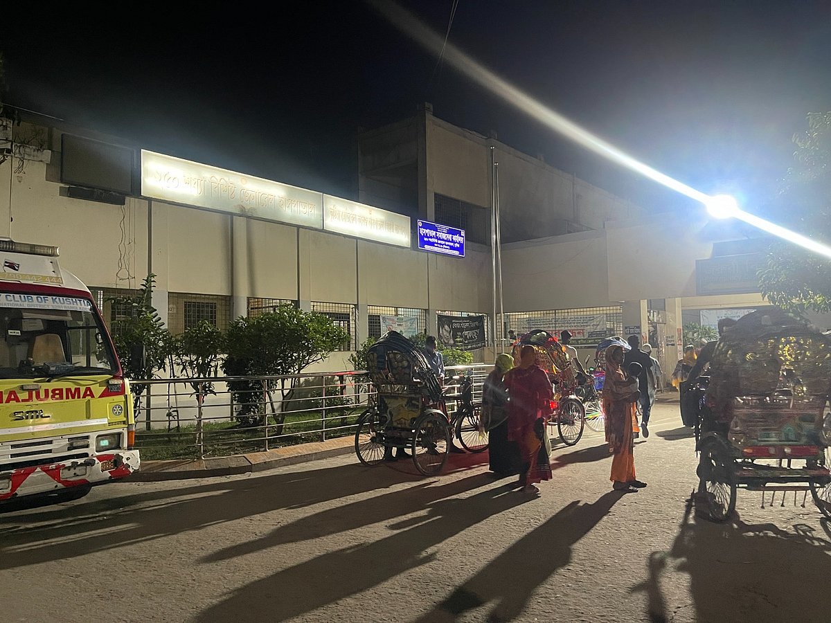 স্বামীর লাশ মর্গে, একই হাসপাতালে কাতরাচ্ছেন স্ত্রী