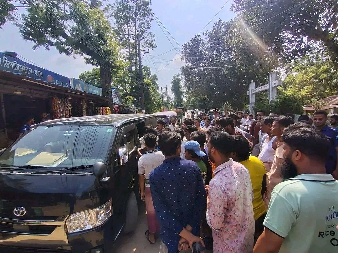 খাবার হোটেলে অভিযানে গিয়ে চাকসু প্রতিনিধি ও ভোক্তা অধিকার কর্মকর্তারা অবরুদ্ধ