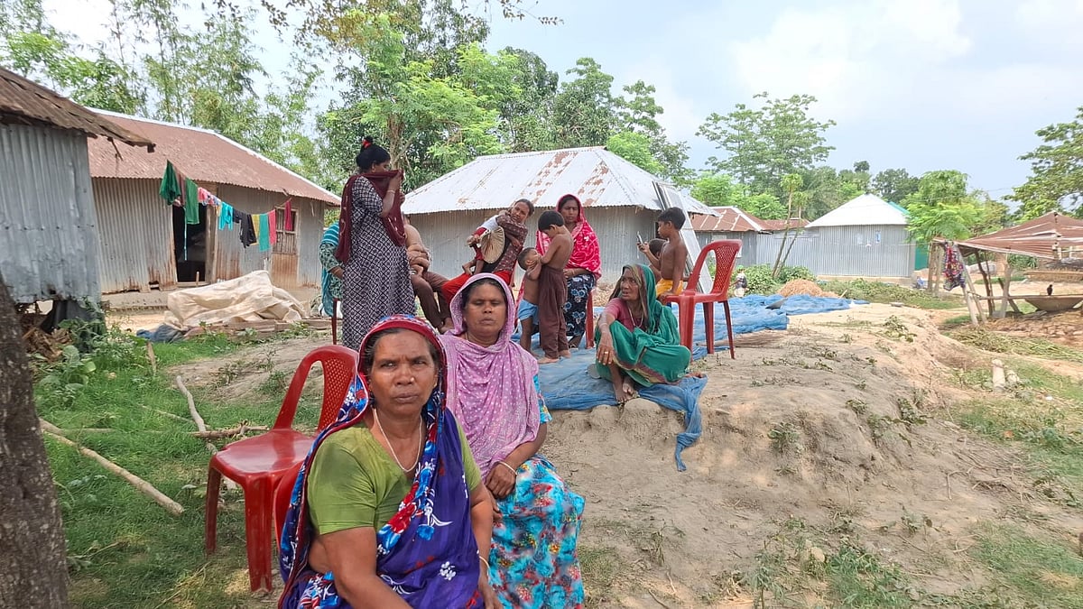 পদ্মা নদীতে নৌকা নিয়ে গুলিবিদ্ধ স্বপন ব্যাপারীর লাশ খুঁজছেন স্বজনেরা