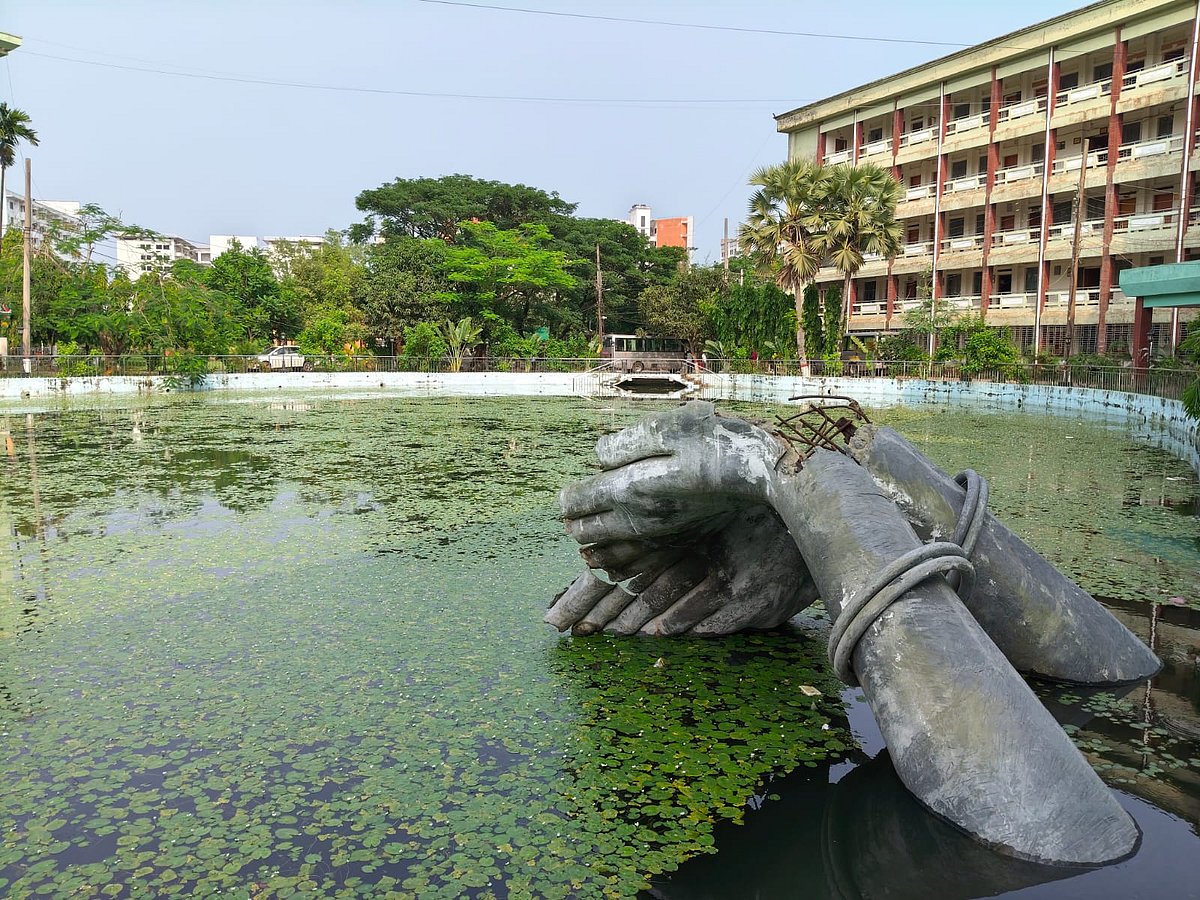কবি নজরুল বিশ্ববিদ্যালয়ে ১১ মাসেও সংস্কার হয়নি ‘অঞ্জলি লহ মোর’ ভাস্কর্য