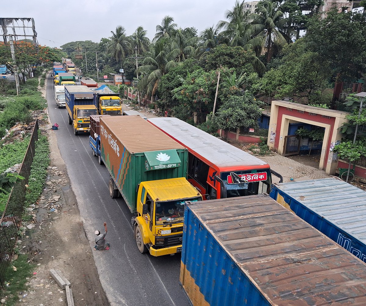 দাউদকান্দিতে ঢাকা-চট্টগ্রাম মহাসড়কে প্রায় ১০ কিলোমিটার যানজট
