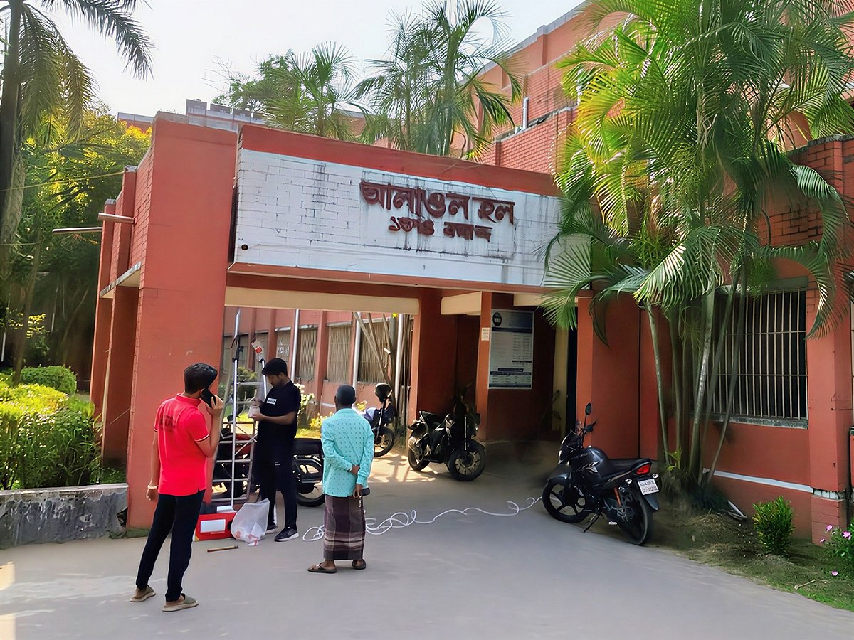 আট দাবিতে প্রাধ্যক্ষর কার্যালয়ে তালা দিলেন হল সংসদের নেতারা