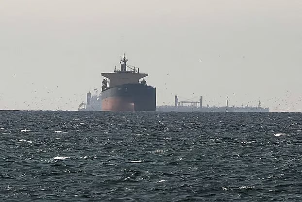 চীনের দুটি সুপারট্যাংকার ৪০ লাখ ব্যারেল তেল নিয়ে অবরুদ্ধ হরমুজ প্রণালি পেরোল