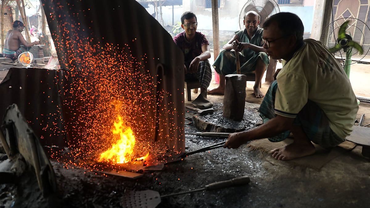 হাপরে তপ্ত লোহা পিটিয়ে বানানো হবে চাপাতি