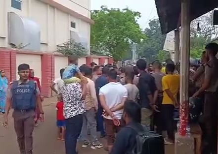 শ্রীপুরে ঈদের ছুটি ও বেতনের দাবিতে আন্দোলন, পুলিশের লাঠিপেটা