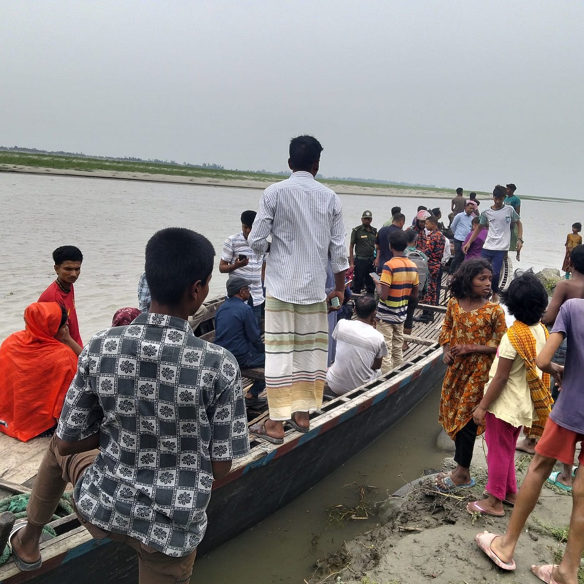 বগুড়ার যমুনায় নৌকাডুবির ঘটনায় নয়জন উদ্ধার, এক নারী নিখোঁজ