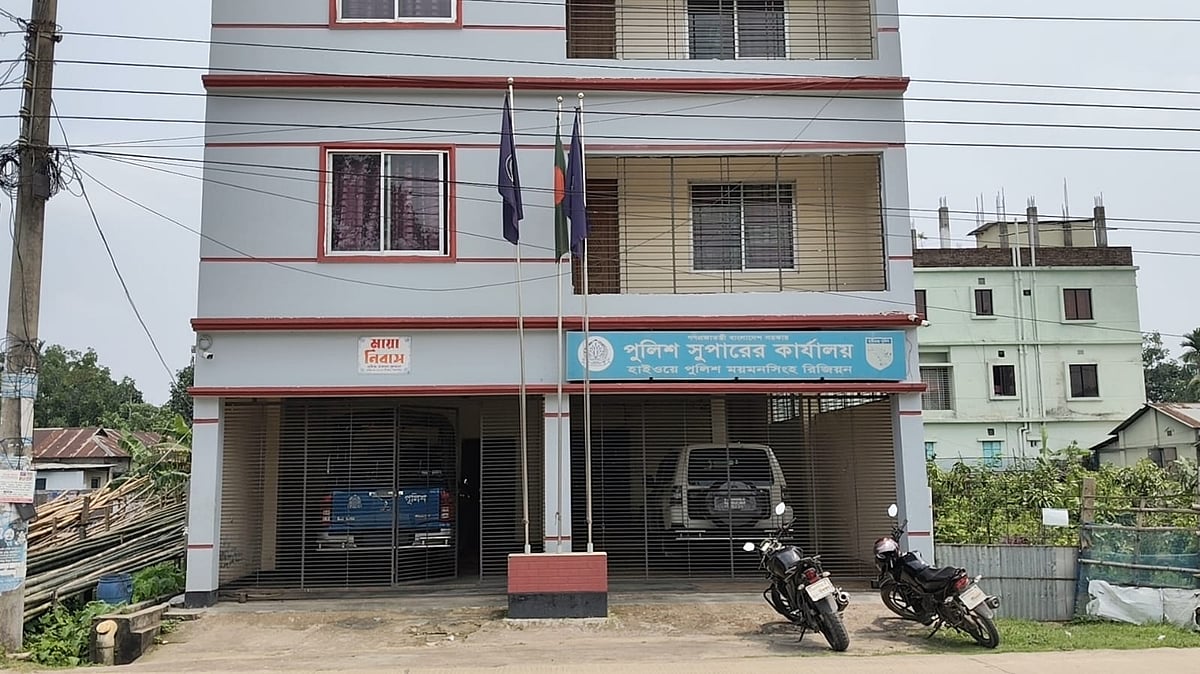 বদলির পরও কার্যালয় ছাড়ছেন না এসপি, ১৬ চিঠিতে ৭৭ জনকে রদবদল
