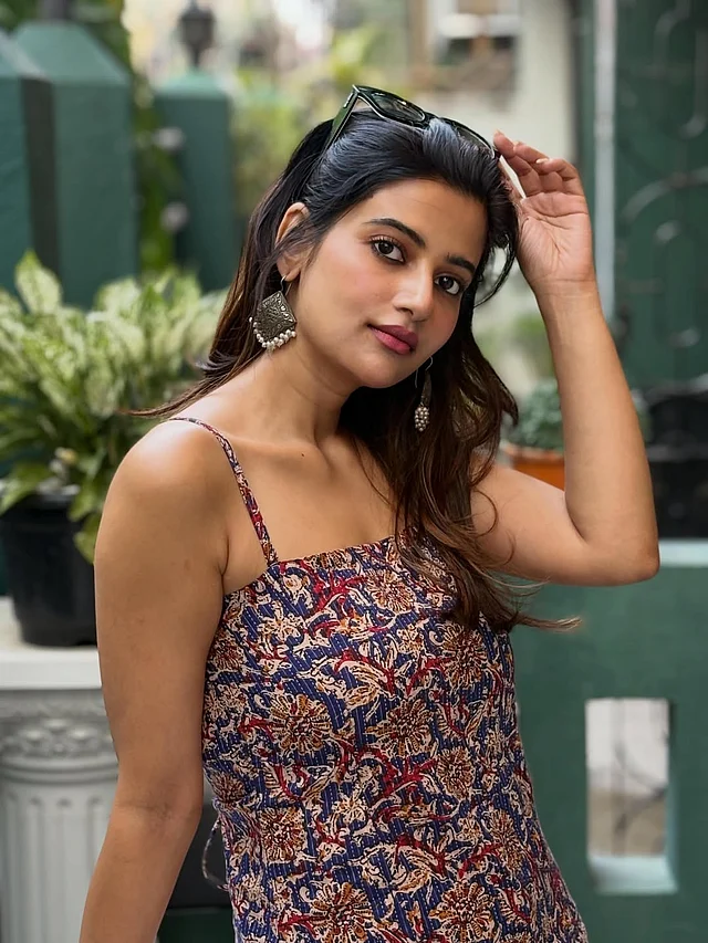 স্প্যাগেটি স্ট্র্যাপের কলমকারি টপে ঊষসী