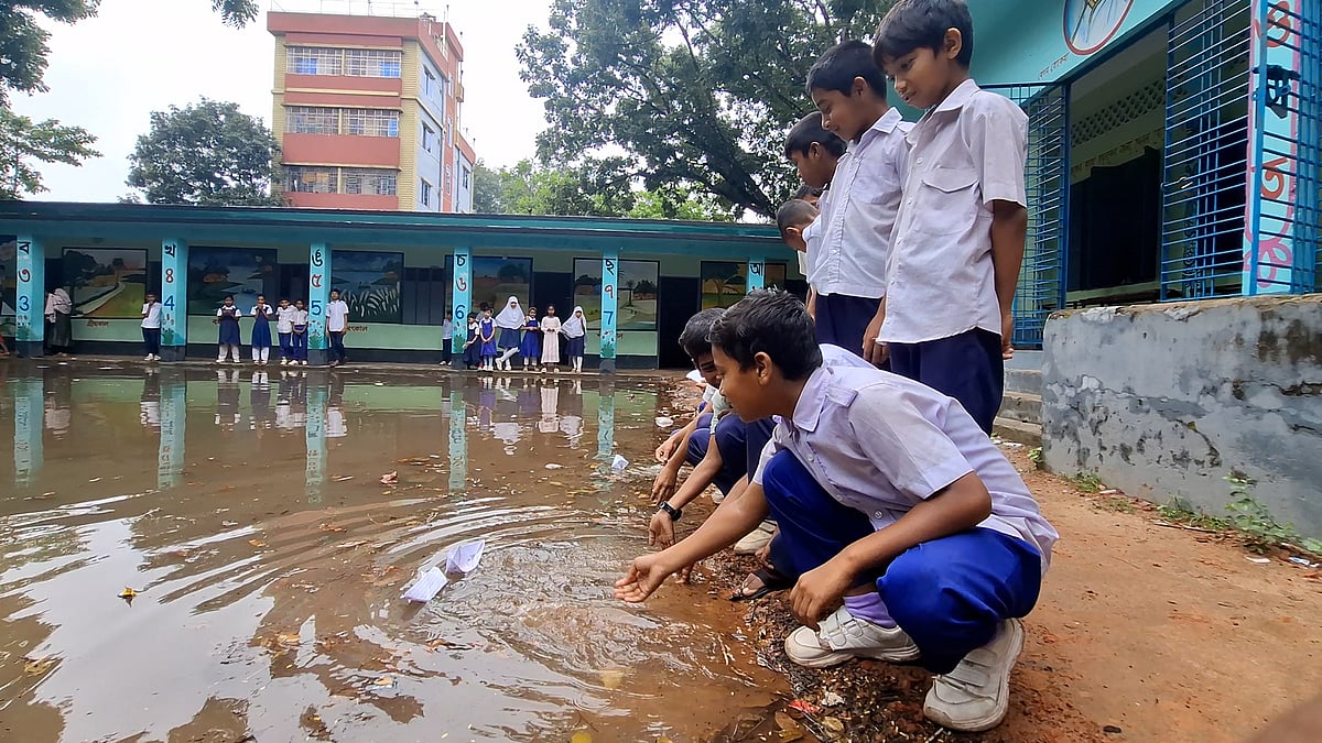 সামান্য বৃষ্টিতেই জলাবদ্ধ স্কুল মাঠ, কয়েক বছর ধরে এভাবেই স্কুলে যাচ্ছে শিশুরা