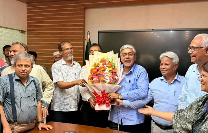 সাত দিন পর ডুয়েট ক্যাম্পাসে নবনিযুক্ত উপাচার্য, ফুলেল শুভেচ্ছা শিক্ষকদের