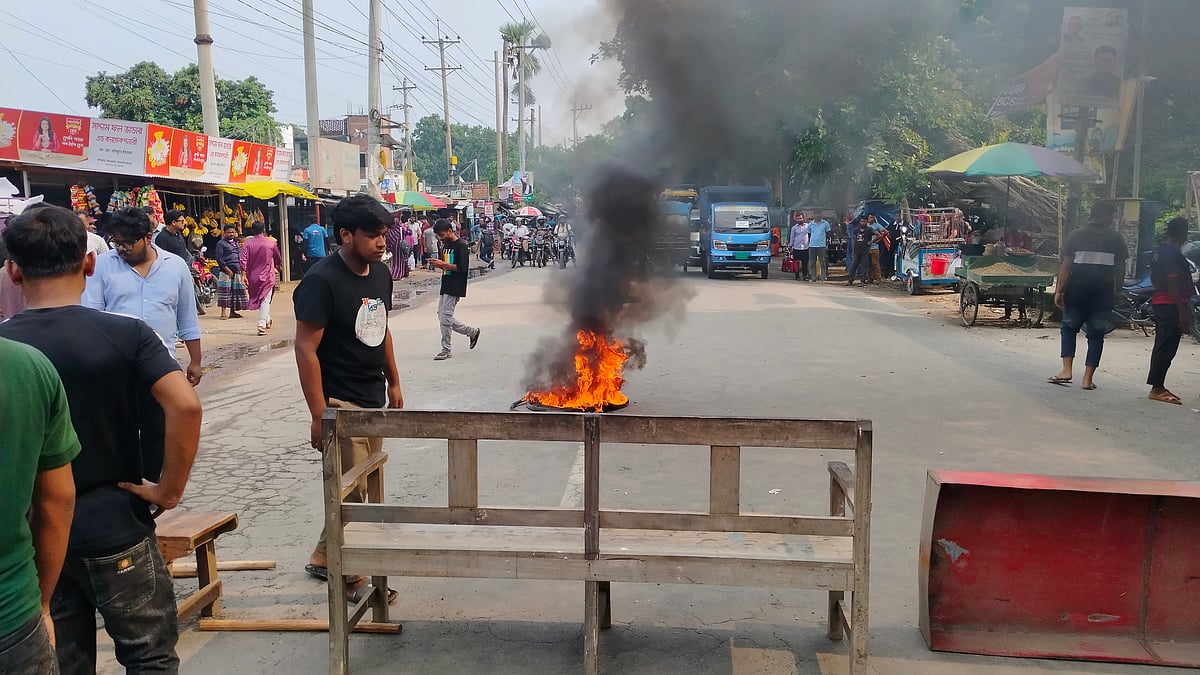 হাজী দানেশ বিশ্ববিদ্যালয়ে দুটি হলের ছাত্রদের মধ্যে সংঘর্ষ, রংপুর-দিনাজপুর মহাসড়ক অবরোধ