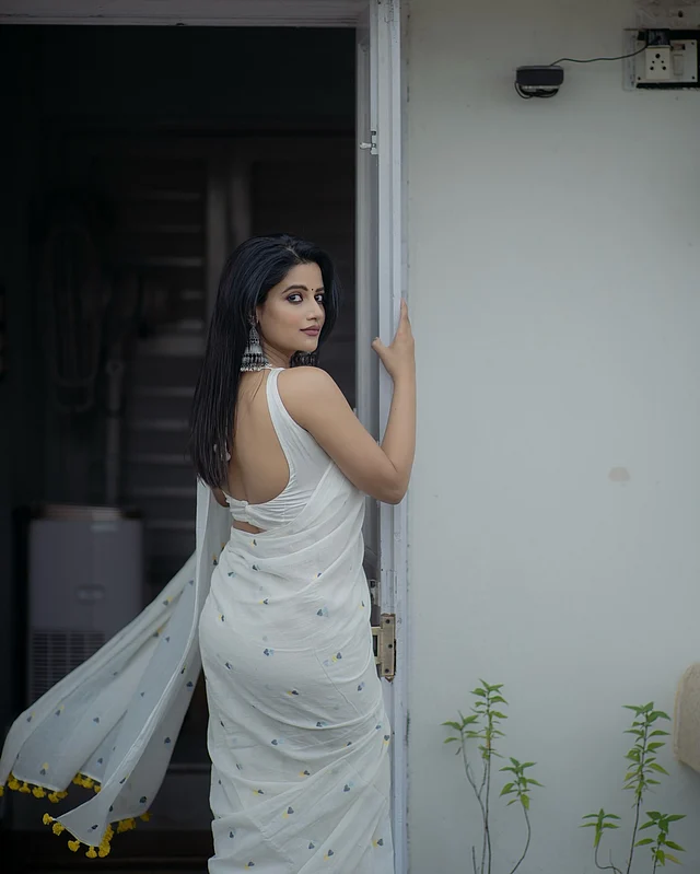 ব্যাকলেস স্লিভলেস ব্লাউজের সঙ্গে সাদা শাড়ির সামার লুক 