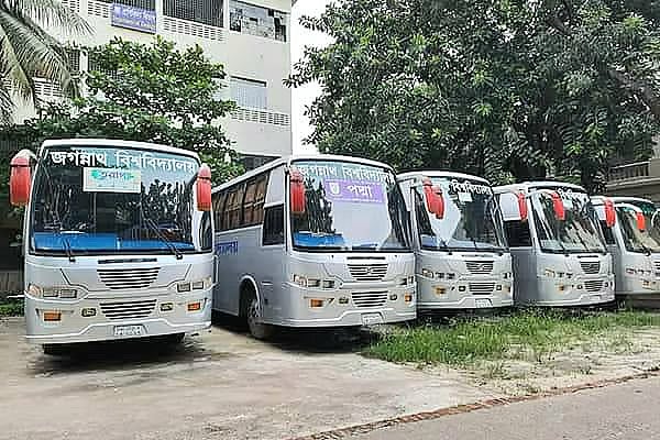 ঈদযাত্রায় শিক্ষার্থীদের উচ্ছ্বাস, ১২ ঘণ্টা আগেই বাসের অপেক্ষায় ক্যাম্পাসে ভিড়