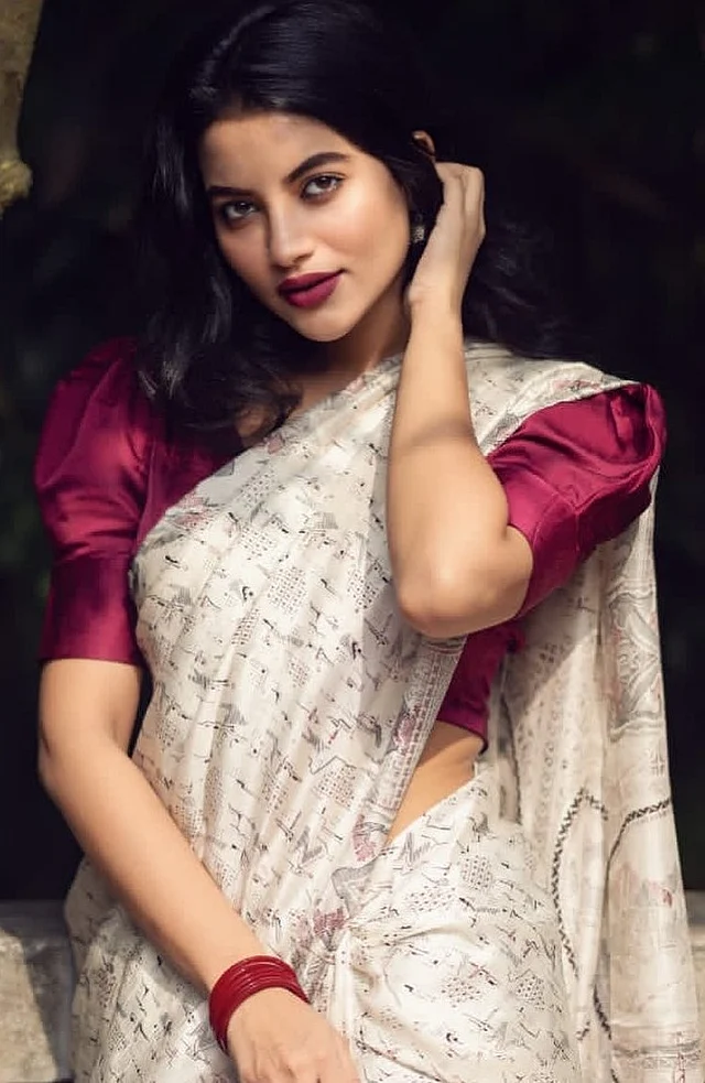 ওয়াইন ব্লাউজ আর ম্যাচিং লিপকালারের সঙ্গে তুষি পড়েছেন সাদা প্রিন্টেড সিল্কের শাড়ি 