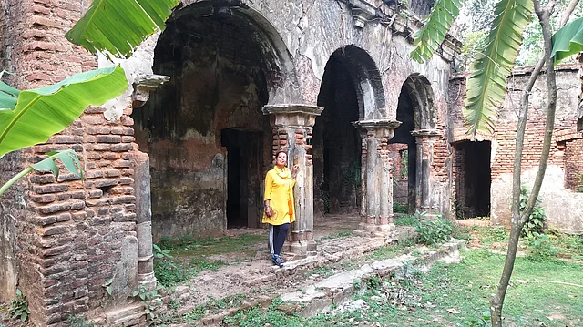 মন্দিরের বারান্দায় লেখক