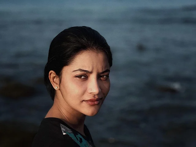 নো মেকআপ লুকে তুষি রোদের আলোয় 