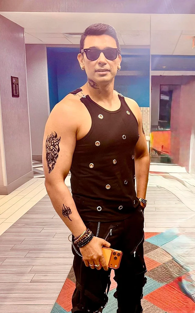 কালো গেঞ্জিতে মিররওয়ার্ক,  দেখা যাচ্ছে কৃত্রিম ট্যাটু।