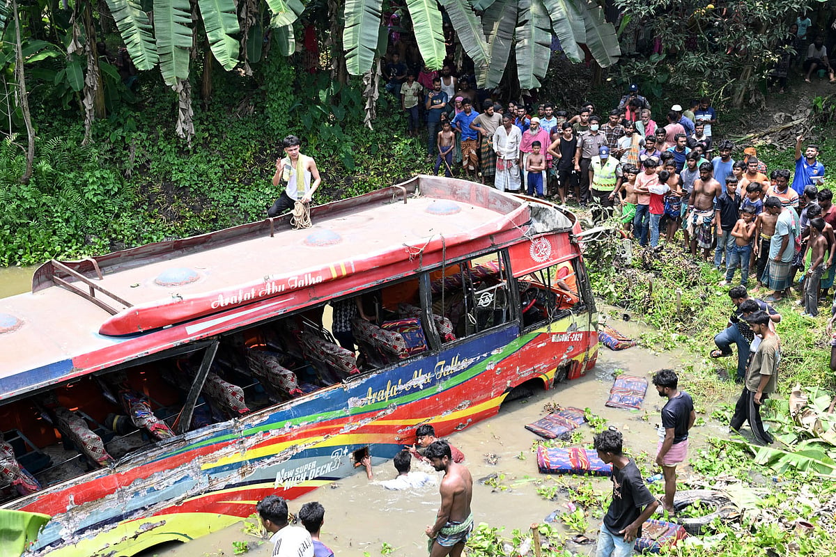 কুষ্টিয়ায় ট্রাকের ধাক্কায় বাস খাদে, শিক্ষার্থীসহ নিহত ৩