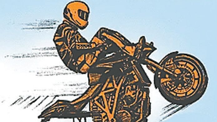 সামনের চাকা শূন্যে তুলে ঘণ্টায় ১২৫.৯৩ মাইল বেগে ছুটেছেন তিনি