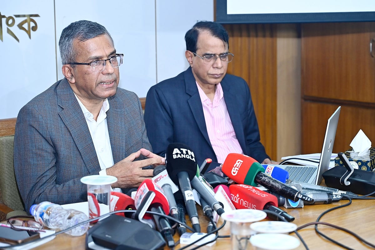  আজ দুপুরে বাংলাদেশ ব্যাংকে অনুষ্ঠিত সংবাদ সম্মেলনে বাংলাদেশ ব্যাংকের গভর্নর মোস্তাকুর রহমান বক্তব্য রাখছেন
