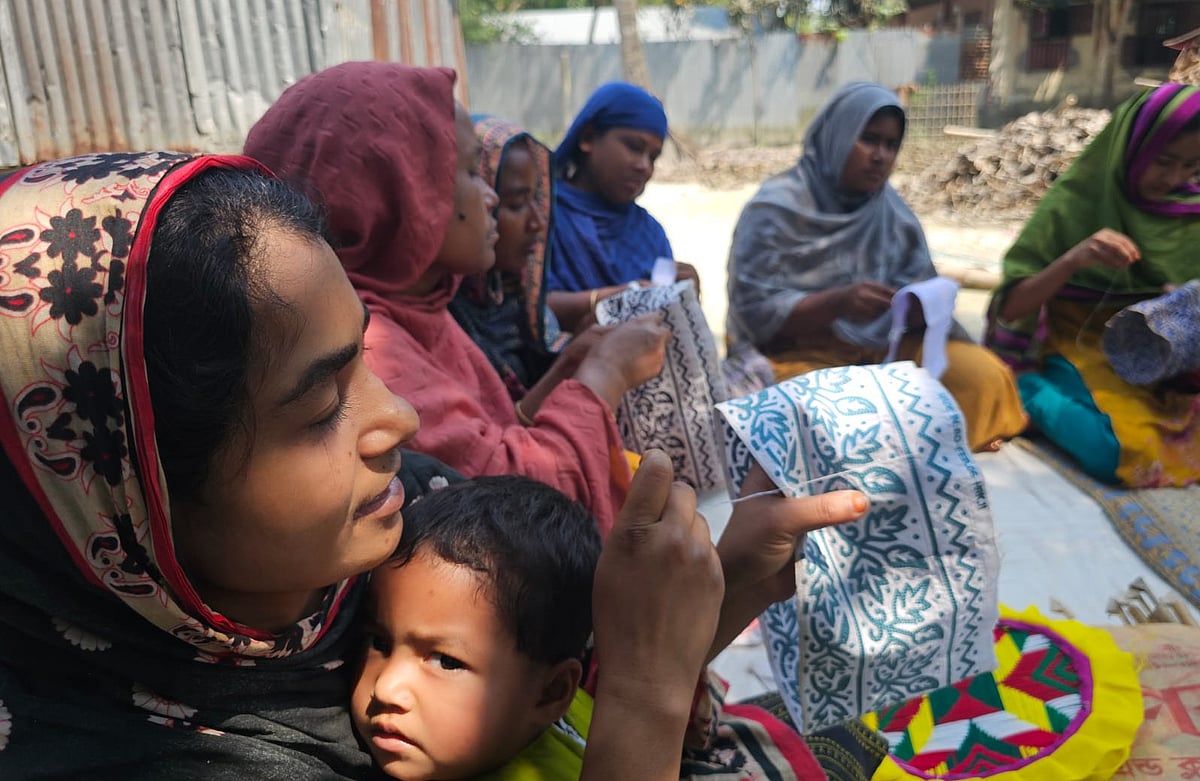 সুইয়ের ফোঁড়ে নান্দনিক নকশায় ফুটে উঠছে প্রতিটি টুপি