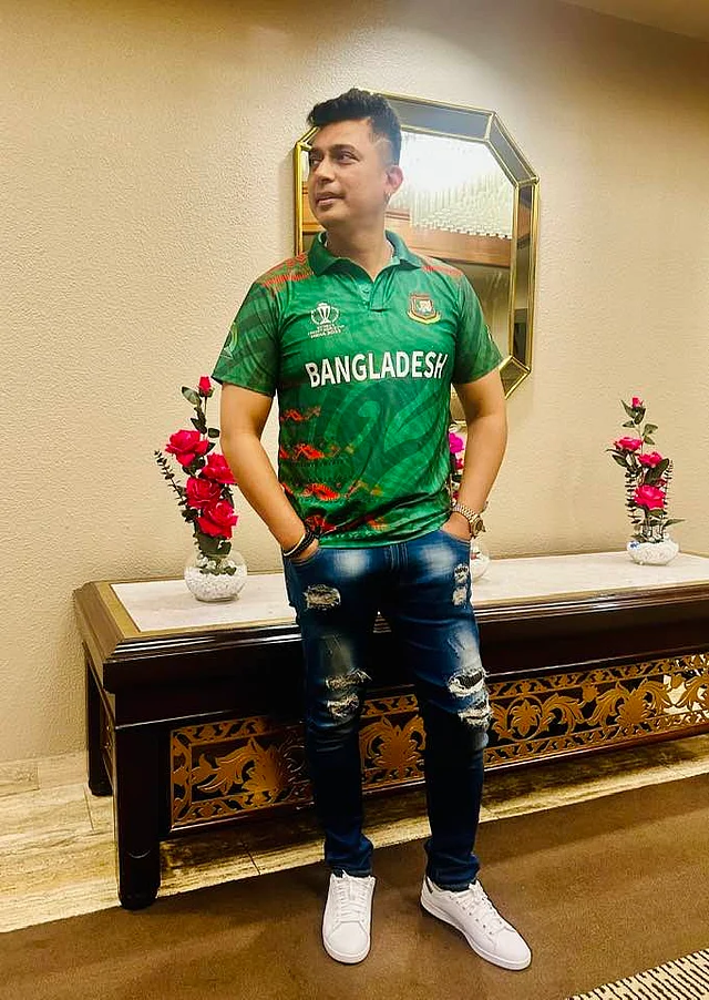 বাংলাদেশ ক্রিকেট দলের জার্সি আর ডিস্ট্রেসড জিন্স পরেছেন এই অভিনেতা। সঙ্গে সাদা স্নিকার্স।  