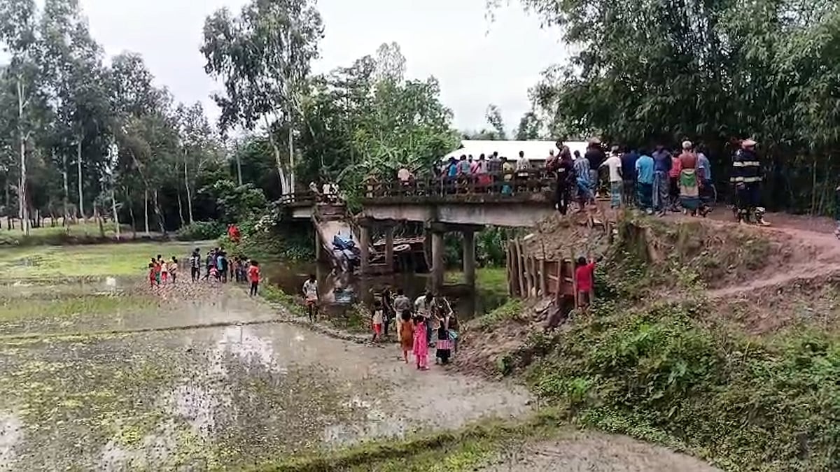 কুড়িগ্রামে ২০ বছরের পুরোনো সেতু ভেঙে ট্রলি খালে, আহত অন্তত ৬