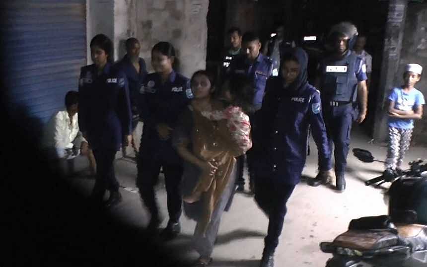 ফতুল্লায় চাঁদা না পেয়ে ব্যবসায়ীর বাড়িতে হামলা-ভাঙচুর ও তিনজনকে কুপিয়ে জখম