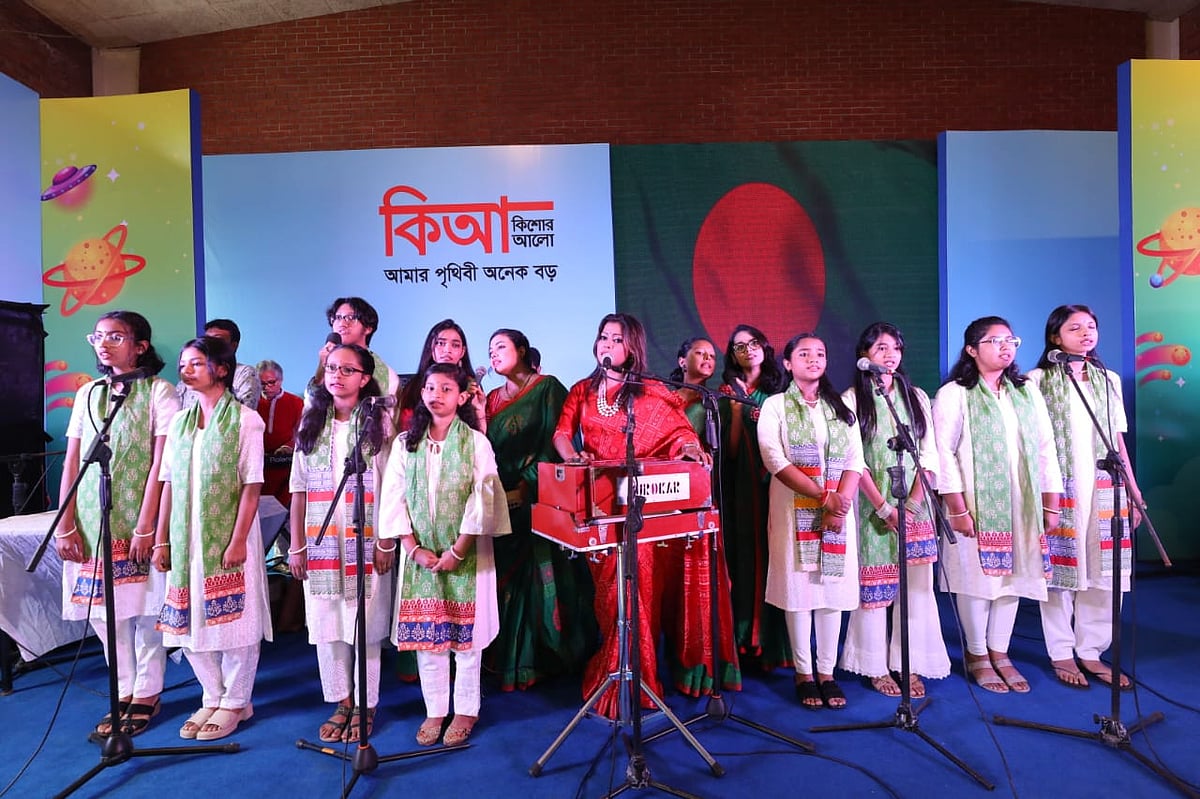 অনুষ্ঠানের শুরুতে জাতীয় সংগীত পরিবেশন করে শিশু–কিশোরেরা 