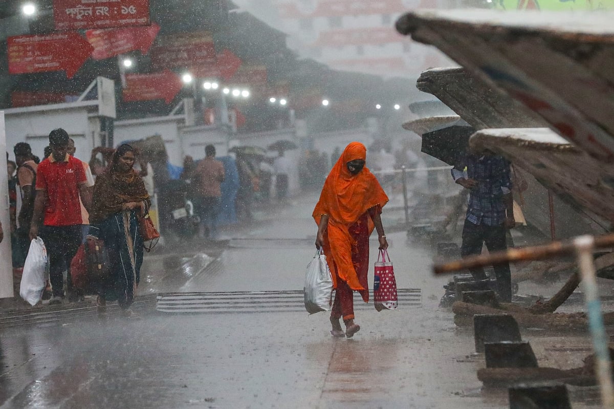 মৌসুমি বায়ু দেশের অর্ধেক এলাকায়, আজও নানা স্থানে বৃষ্টির পূর