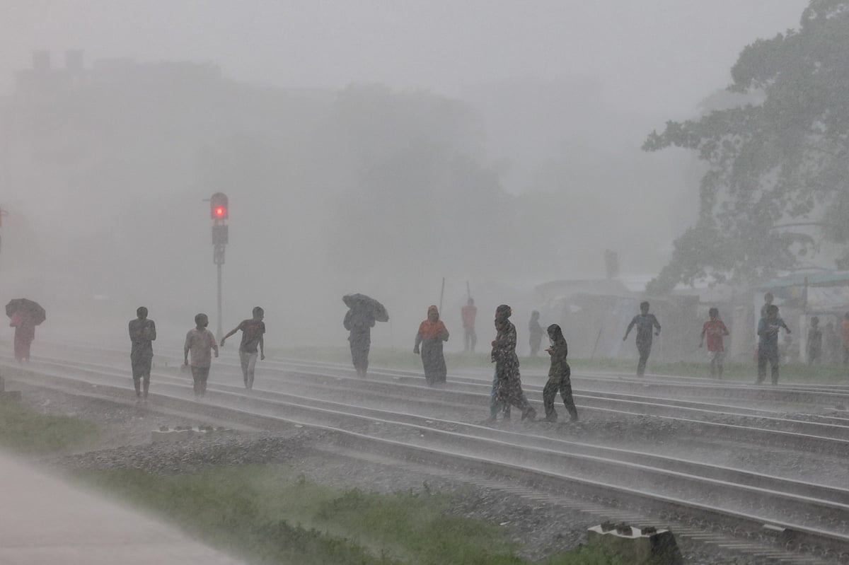 ঈদযাত্রা: প্রবল বৃষ্টিও তাঁদের আটকাতে পারেনি