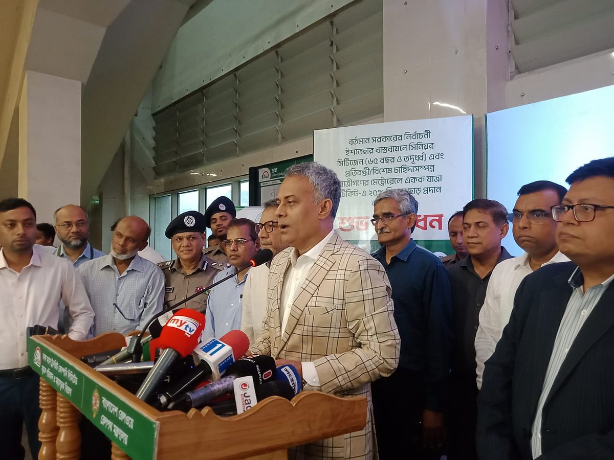 টাঙ্গাইলে দুর্ঘটনায় ট্রাকচালকের ‘ভুল’ ও যাত্রীদের ‘অসচেতনতা’ দেখছেন মন্ত্রী