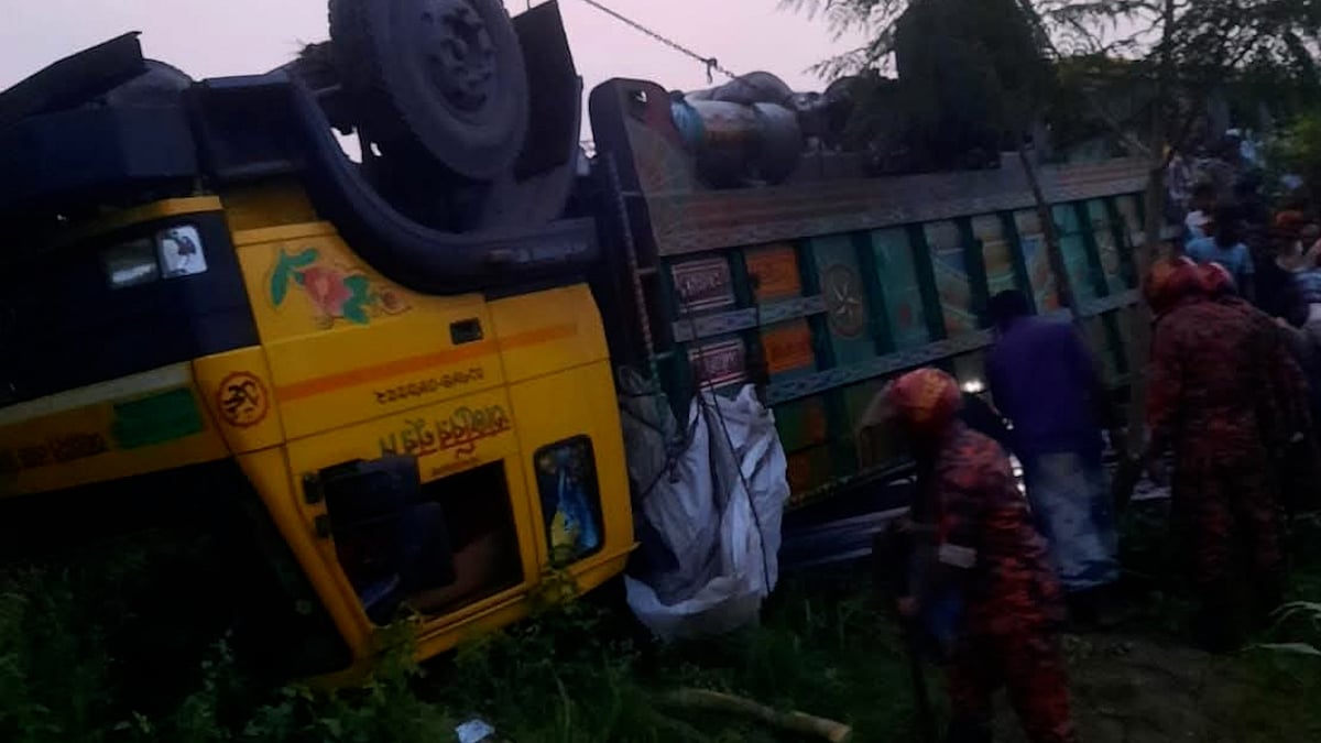 রডবোঝাই ট্রাক উল্টে ১৫ জন নিহত