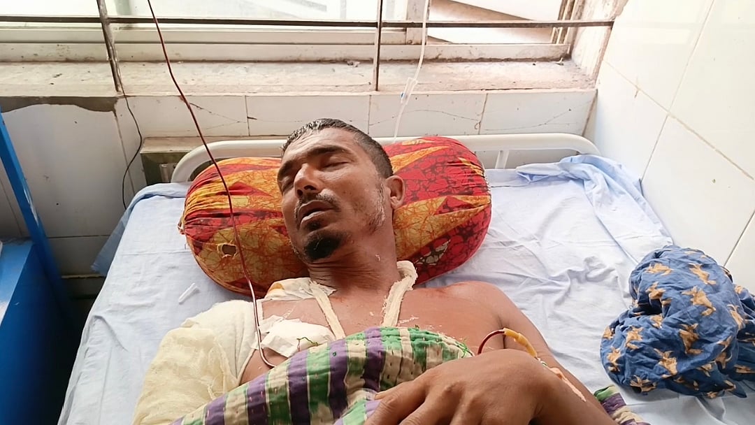 হাসপাতালে শুয়ে বাঘের মুখ থেকে বেঁচে ফেরার গল্প শোনালেন বাবলু গাজী