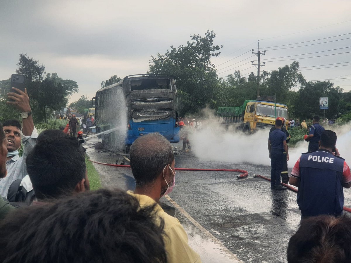 মানিকগঞ্জে অক্সিজেনবাহী লড়ির সঙ্গে বাসের সংঘর্ষ, পুড়ল বাস ও যাত্রীদের মালামাল