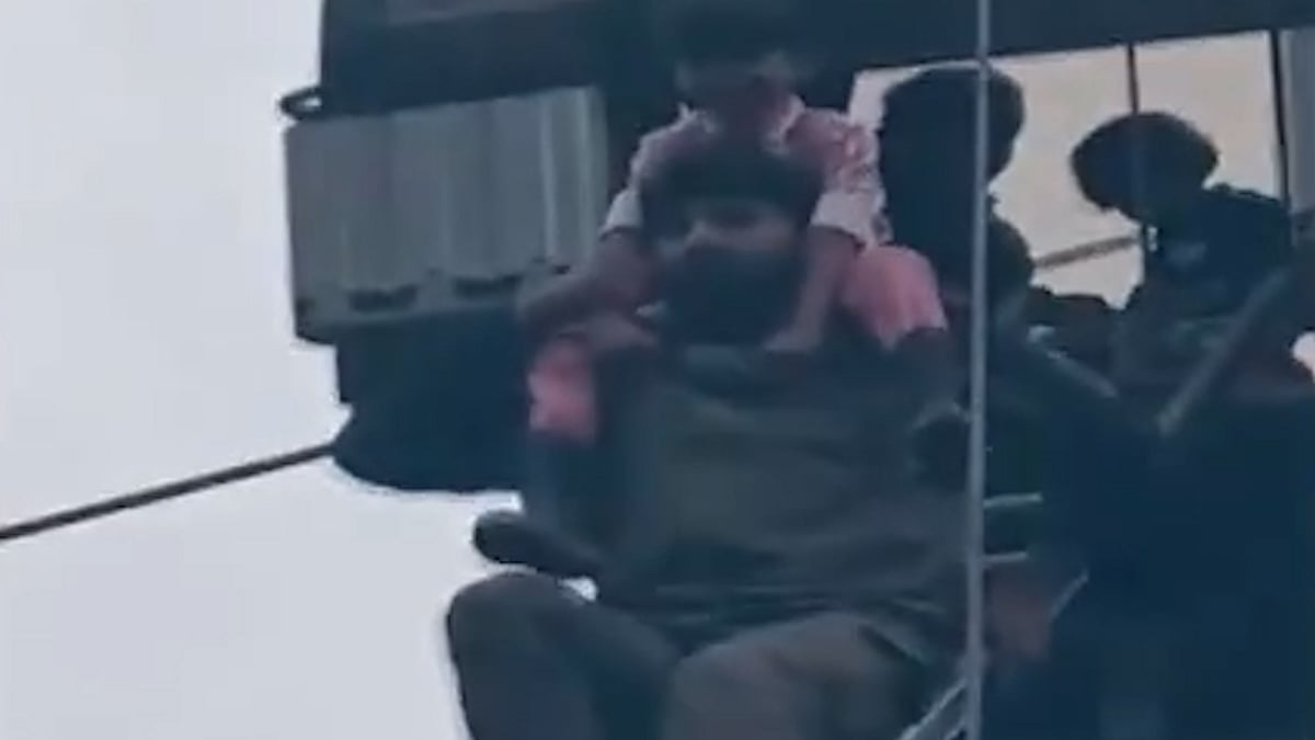 মাঝ আকাশে থেমে গেল কেব্‌ল কার, পর্যটকদের উদ্ধারে অভিযান