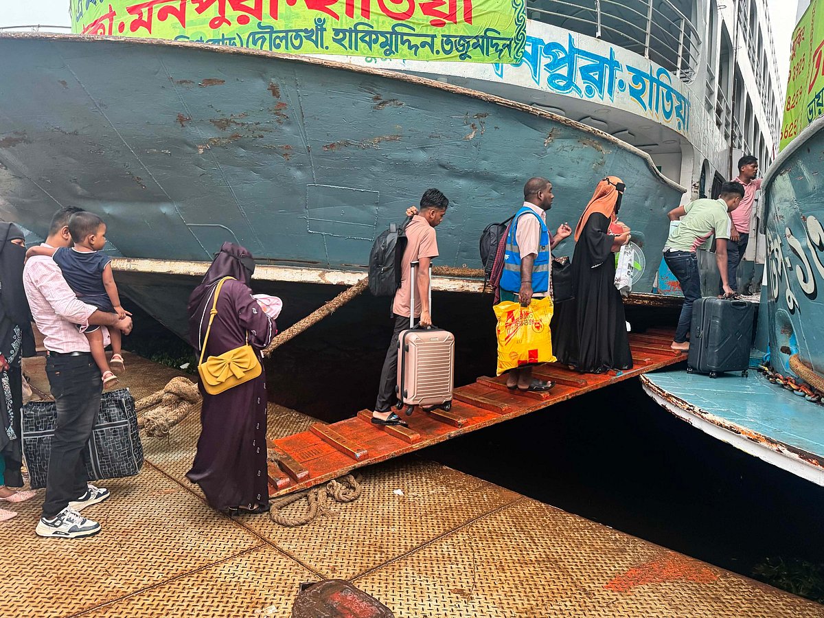 সড়কের ভোগান্তি পেরিয়ে সদরঘাট টার্মিনালে পৌঁছাতে পারলে স্বস্তি